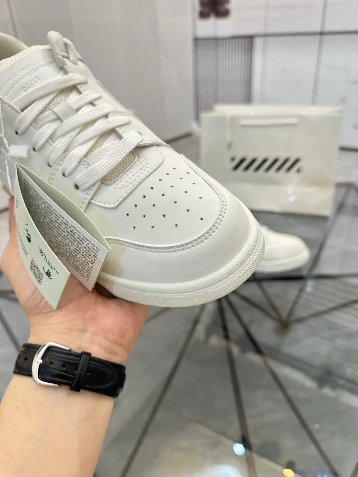 Selling men's shoes 💰: 💰P600¥ High-end top quality (leather buckle plus 10) Product trademark: OFF WHITE * "OFF WHITE*" low-top casual shoes Regular size: 35-45 (can be customized to 46) Couple style Product material: imported first-layer cowhide leather upper, breathable lining, original outsole. No.: H203